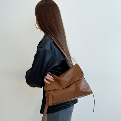 植鞣皮信使漫邮包松弛大容量托特包通勤复古休闲单肩斜挎邮差包女