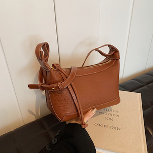 小众腋下包包女2024新款潮风筝饭盒包法棍单肩包高级感饺子斜跨包