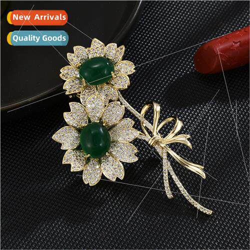 High-grade emerald flower brooch matte oil vintage niche pin
