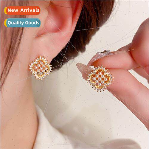 Gentle sweet shiny exquise small hollow millet pearl earring