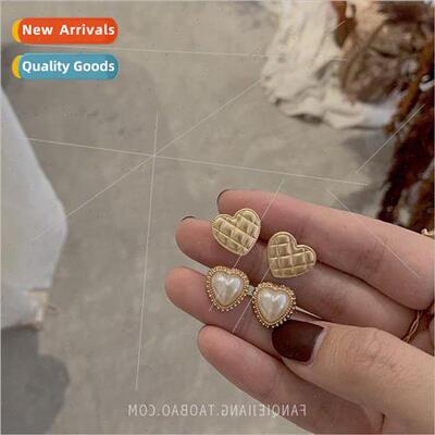 Sleeping whout removing French love heart pearl earrings fem