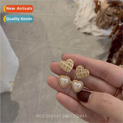 Sleeping whout removing French love heart pearl earrings fem