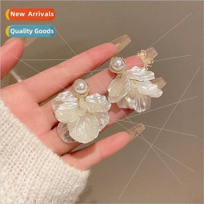Small delicate French retro pearl petal tassel earrings fema