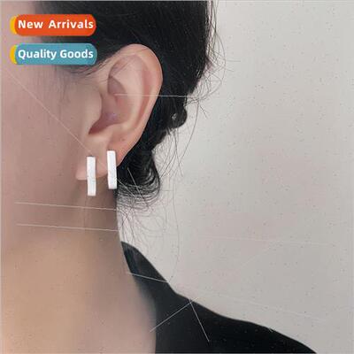 mple geometric small earlobe earrings textured matte U-shape