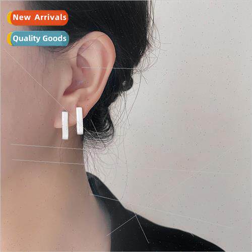 mple geometric small earlobe earrings textured matte U-shape