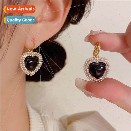Delicate fashion retro black heart pearl earrings sweet cool