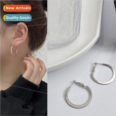 2022 Koreaew fashion circle ear buckle ins cold wind geometr