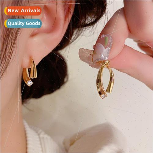 Korea small fashion bee after wearing diamond stud earrings