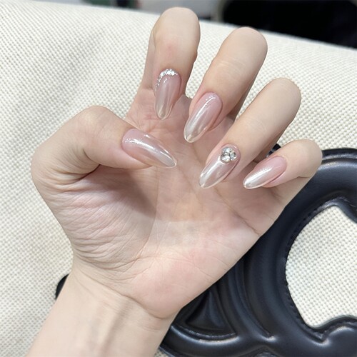 冰透裸色碎钻穿戴甲手工美甲