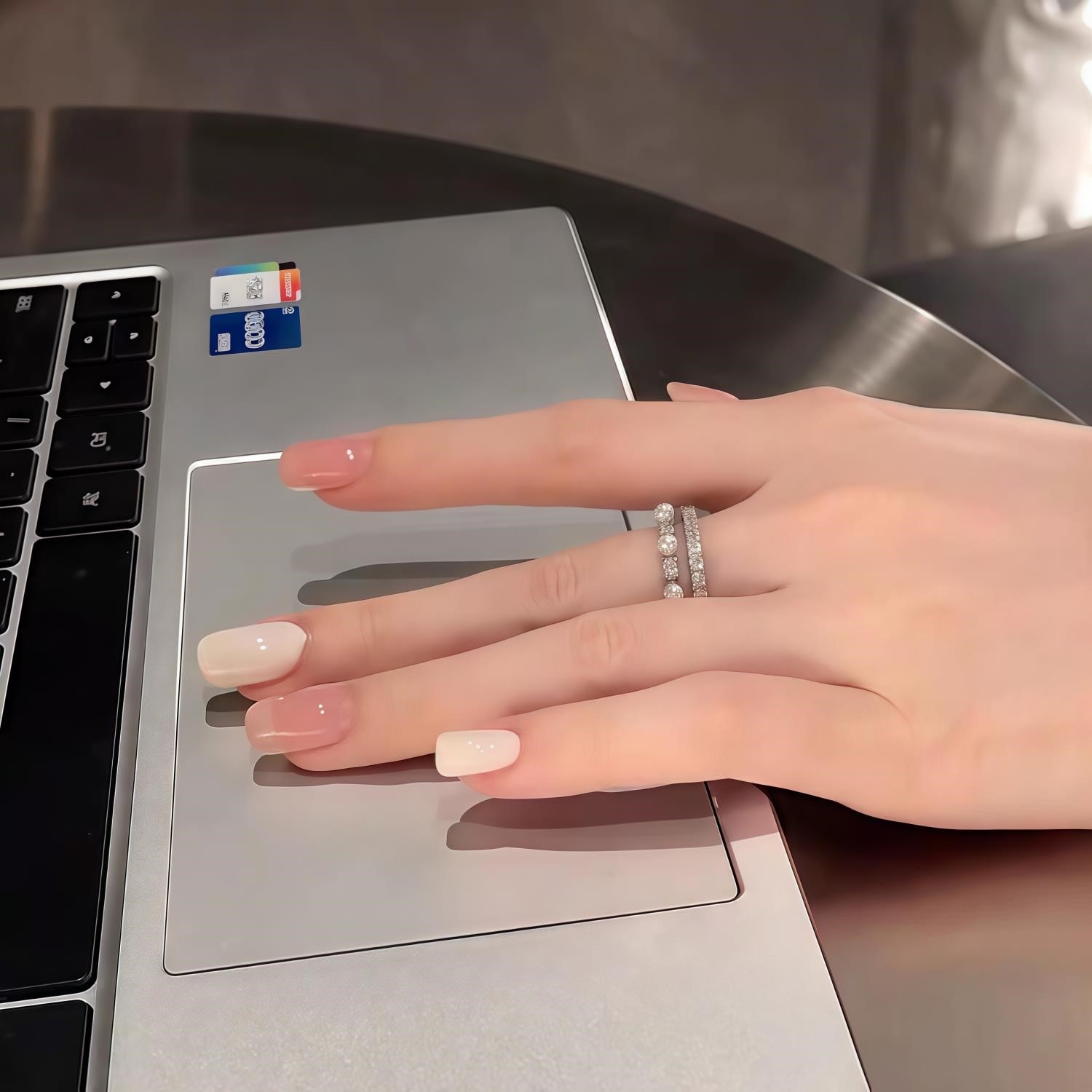 裸色穿戴甲2025年新款高级感显白手工短款甲贴片奶白纯欲风假指甲