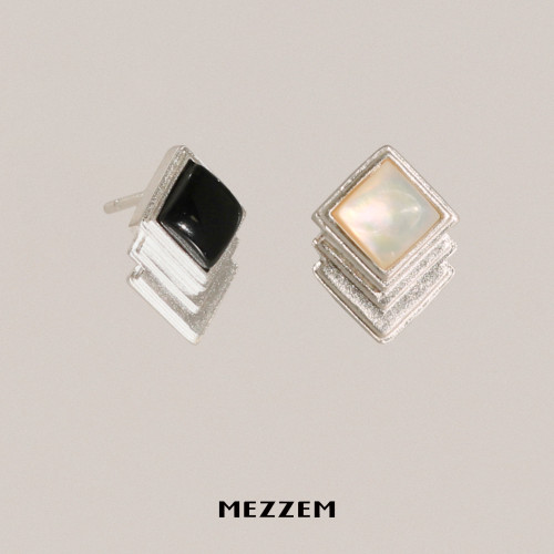 MEZZEM ＜菱形＞排列简约复古耳钉 黑玛瑙/白贝母 精致时尚高级感