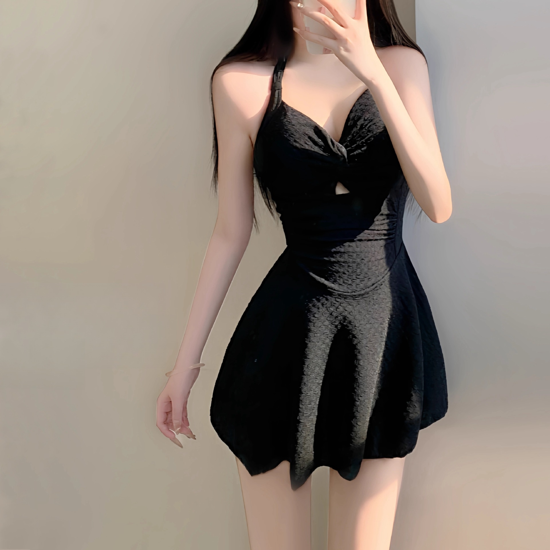 泳衣女2025新款连体绝美挂脖女孩显瘦遮肉度假黑色高级温泉泳装