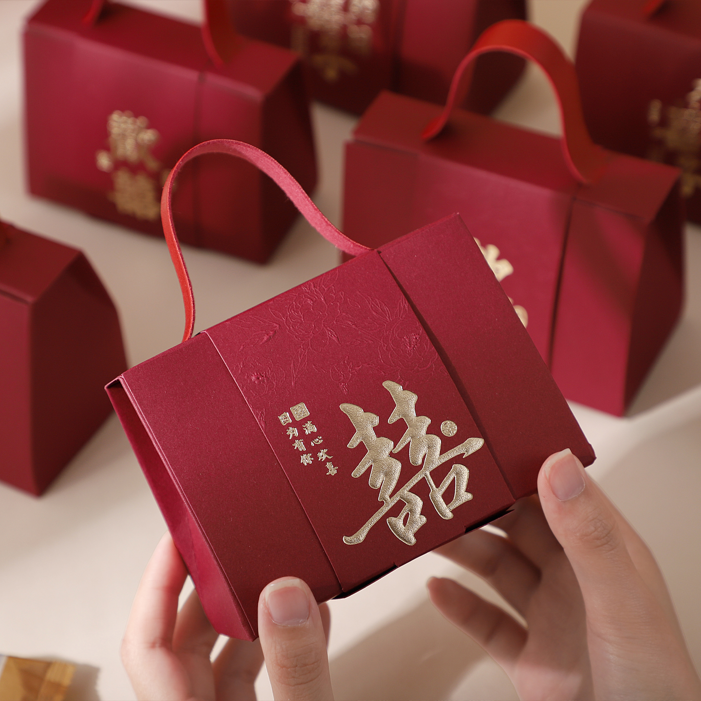 喜糖盒新款手提糖果盒结婚婚礼包装盒糖果盒伴手礼盒喜糖袋子空盒