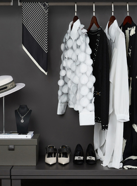 北欧轻奢样板房衣帽间梳妆台套装黑白小香风搭配服装鞋包软装饰品