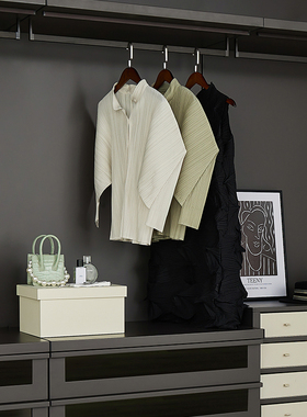 现代样板房衣帽间陈列装饰白绿褶皱衣服配饰鞋子礼帽组合套装摆件