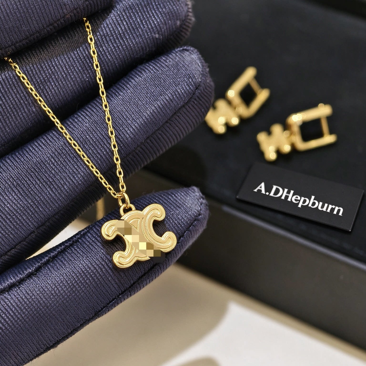 A.DHepburn 精雕V金凯旋门标志立体项链轻奢双c字母耳扣耳钉爆款