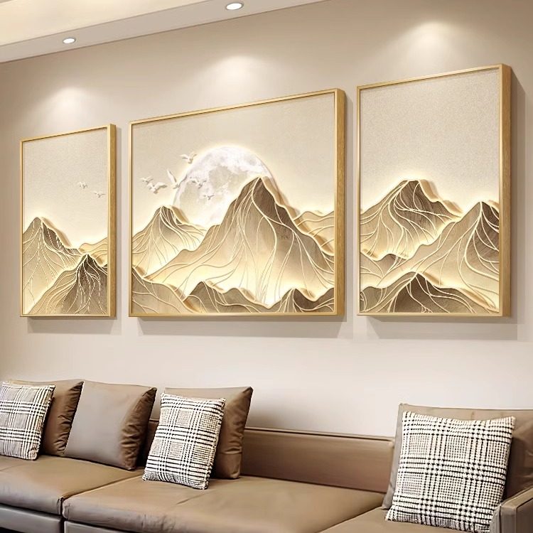 现代轻奢客厅装饰画背后有靠山沙发背景墙挂画高级感金山三联壁画