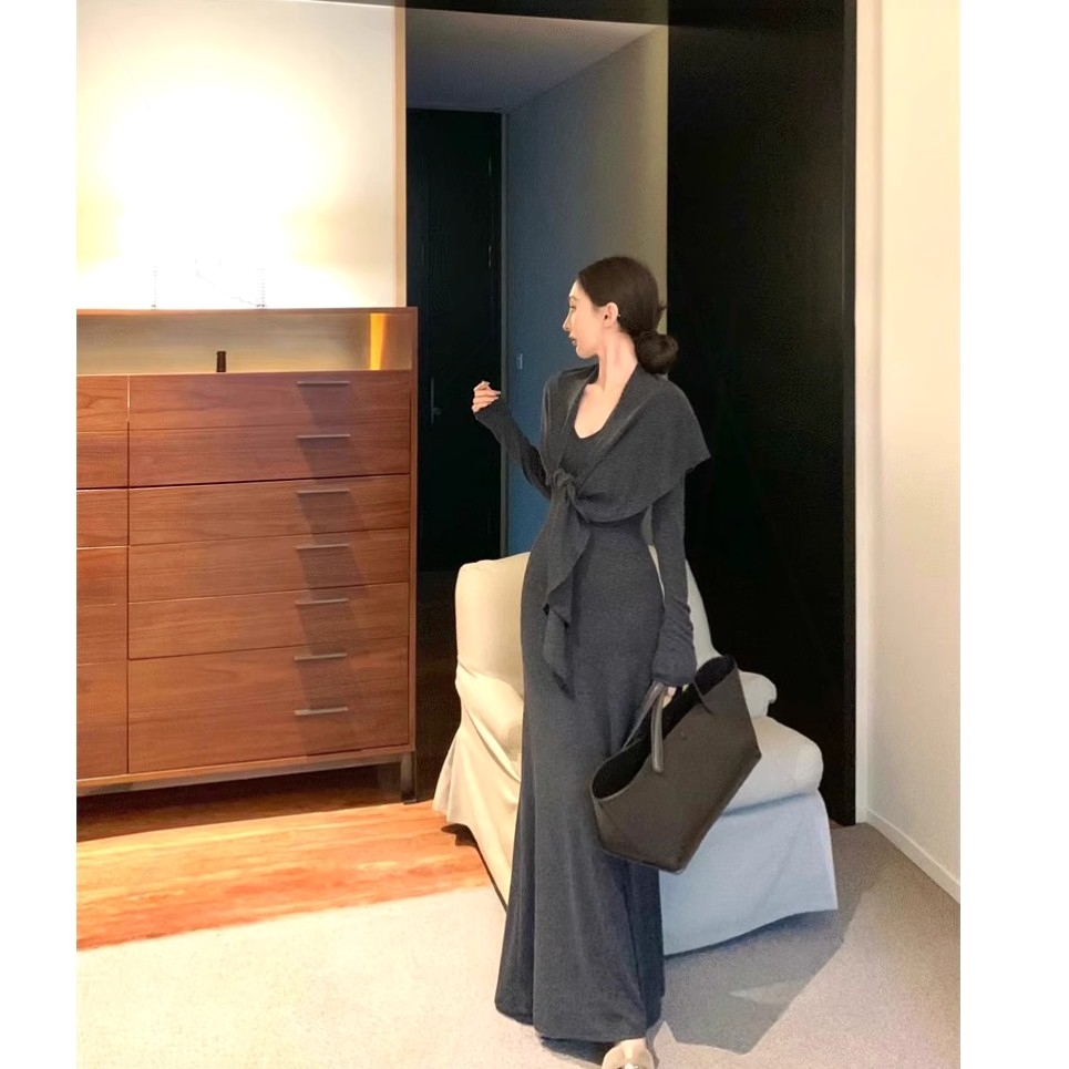 深灰色v领长袖连衣裙女秋季修身