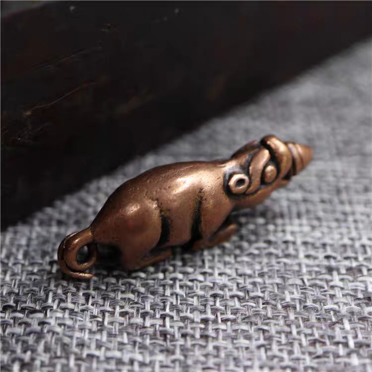 西藏黄财神手托吐宝鼠吊坠藏民纯铜手工做旧招财鼠鼬挂坠饰铜配件