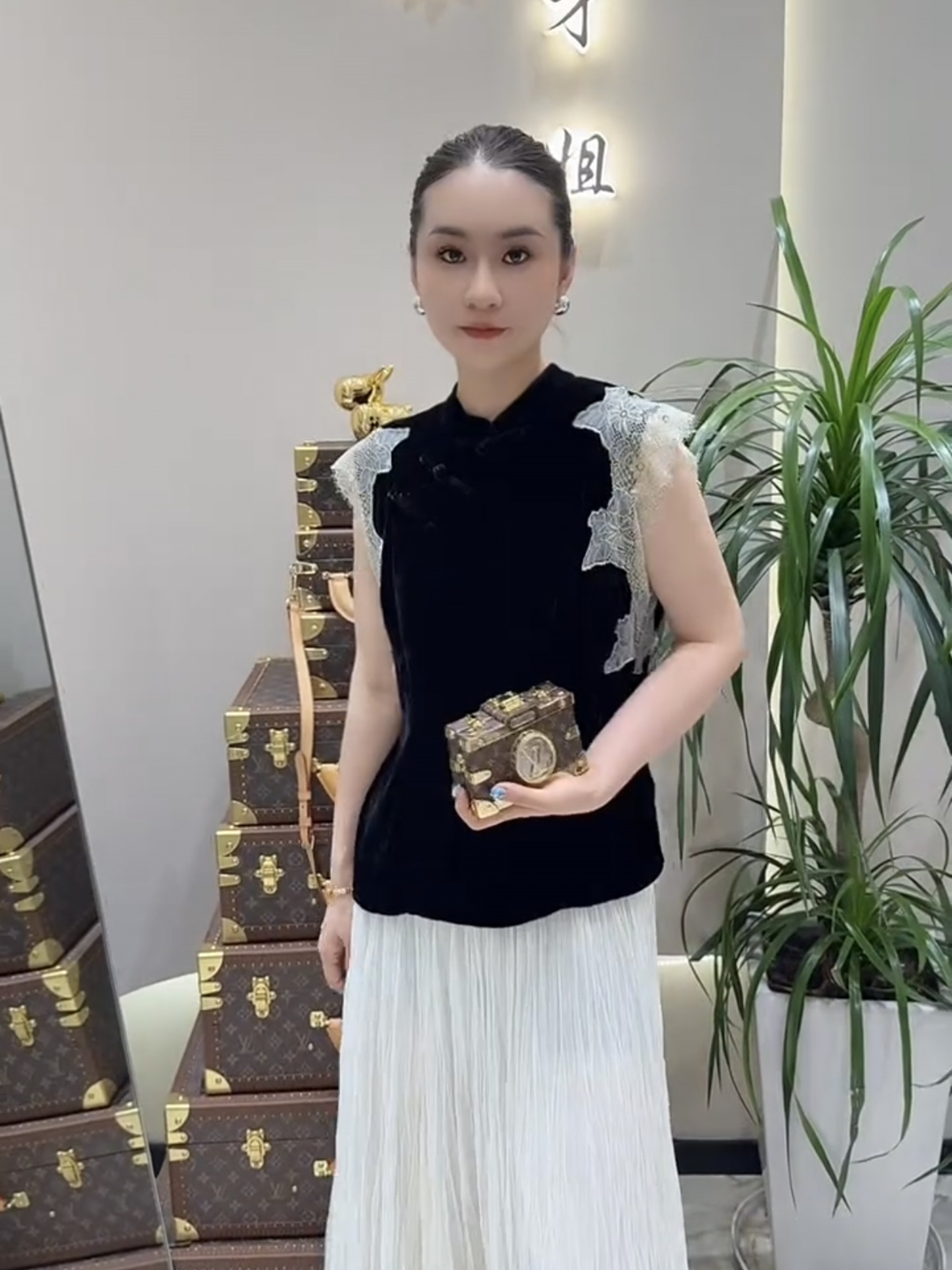 中式立领斜襟盘扣蕾丝小飞袖丝绒气质垂感小衫高腰百褶裙时尚套装