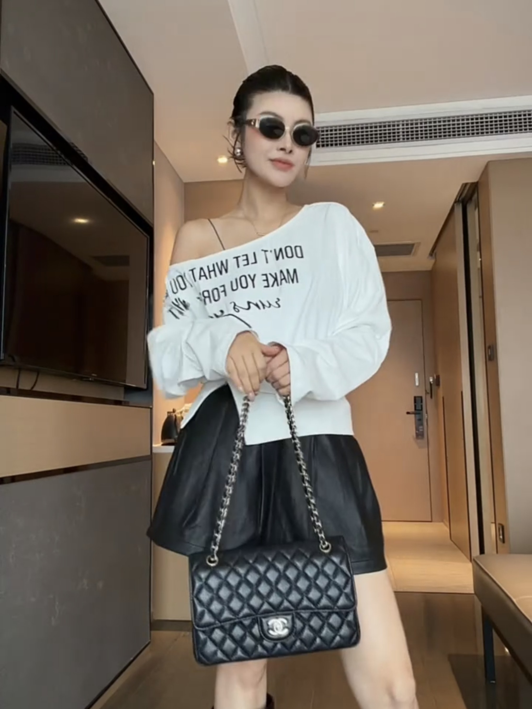2026秋韩版斜领字母印花长袖T恤女纽扣装饰宽松收腰开叉休闲上衣