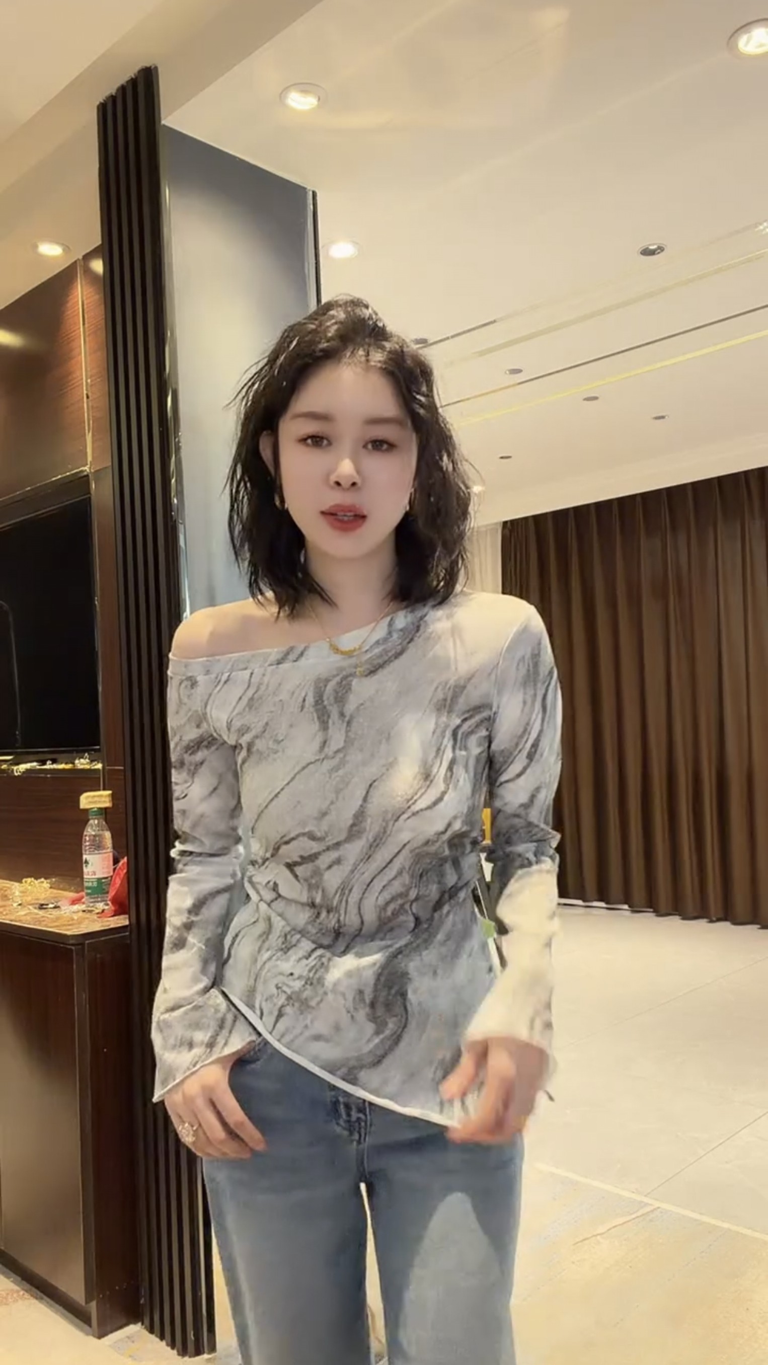 2026春秋新款设扎染设计露肩长袖女小众不规则抽褶收腰喇叭袖上衣