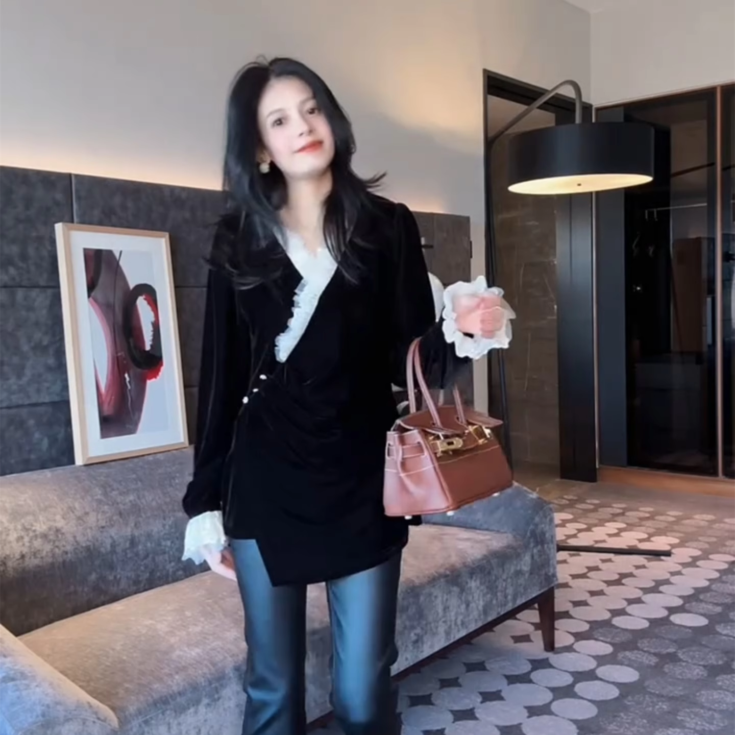 高级感冬季网红新款时尚丝绒衬衫女设计感蕾丝拼接假两件显瘦小衫