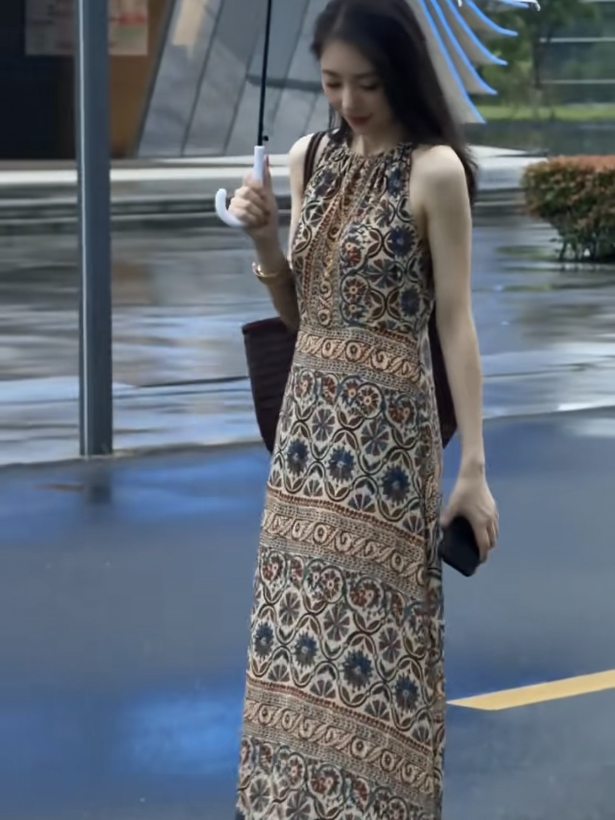 法式复古民族风印花无袖背心连衣裙女夏新款气质收腰显瘦挂脖长裙