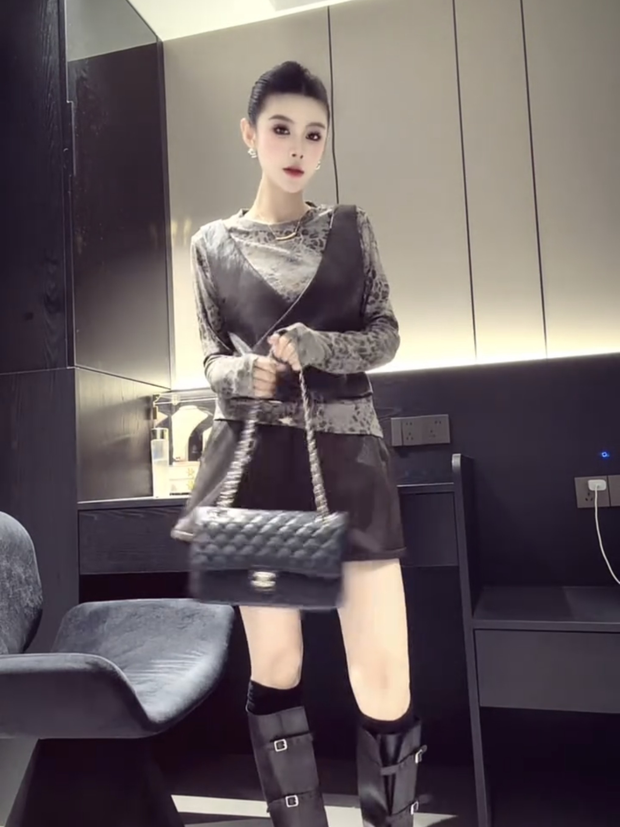 欧货网红爆款时尚减龄秋季女装气质豹纹假两件上衣搭配皮短裤套装