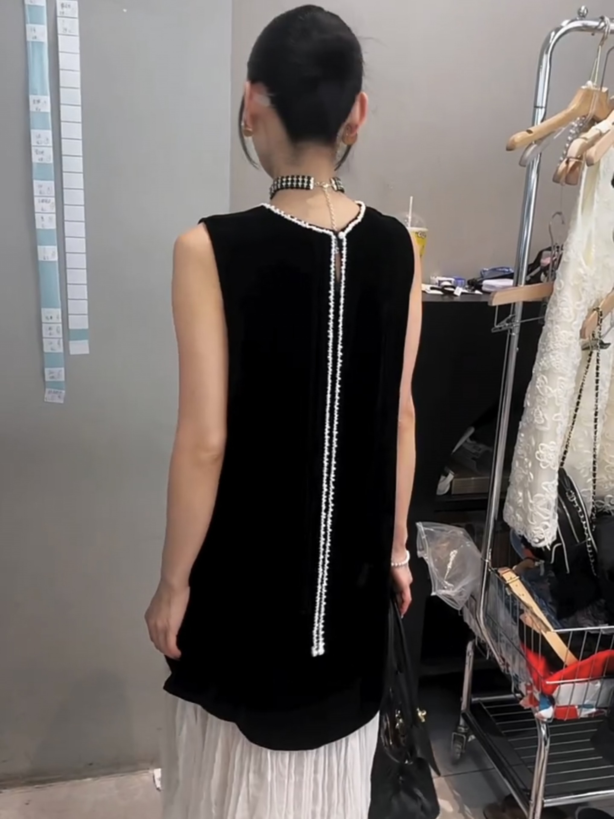 法式复古钉珠飘带丝绒无袖背心连衣裙女夏季高级感气质显瘦百褶裙