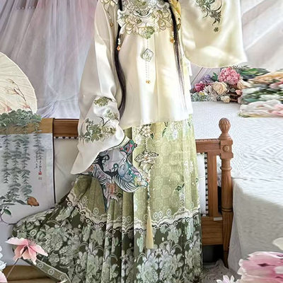 汉服女青梅重工刺绣云肩流苏交领