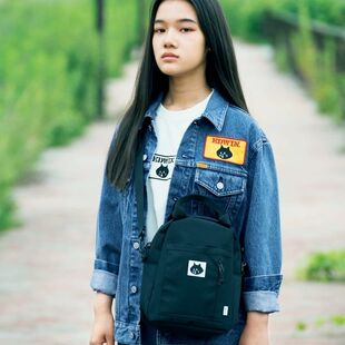 日单惊讶猫防水PVC牛津布轻便双肩包旅行学生黑色休闲小背包