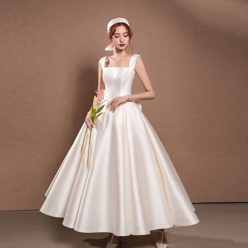 旅拍轻婚纱2024新款日常简约森系礼服裙赫本吊带出门纱缎面轻婚纱