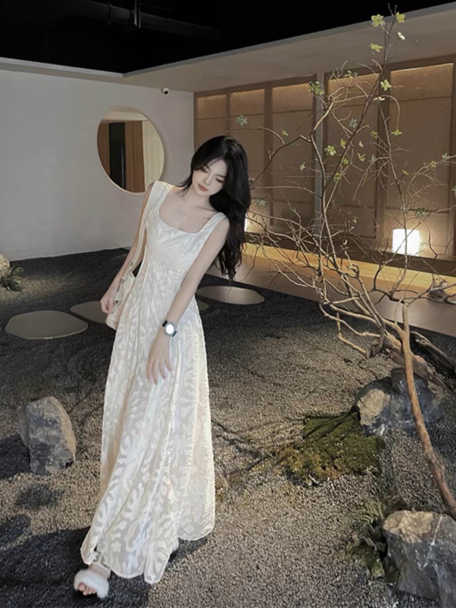 法式高级感镂空连衣裙女春季新款纯欲风收腰别致吊带蕾丝长裙子潮