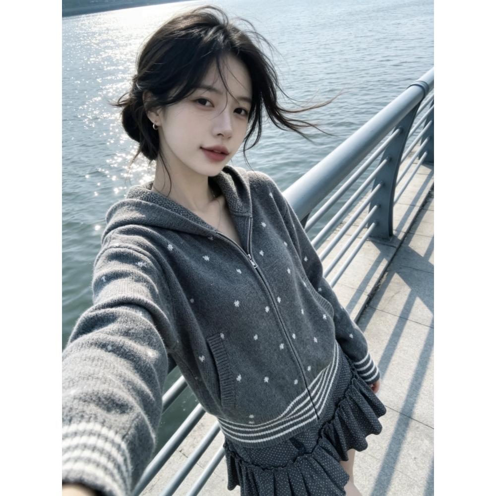 韩系复古波点连帽针织开衫女秋冬穿搭慵懒设计感撞色条纹毛衣外套