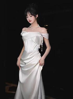 法式一字肩白色缎面迎宾出门轻婚纱新娘宴会拖尾显瘦敬酒晚礼服裙