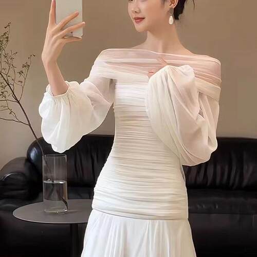 纤缕法式一字肩白色晚礼服轻纱