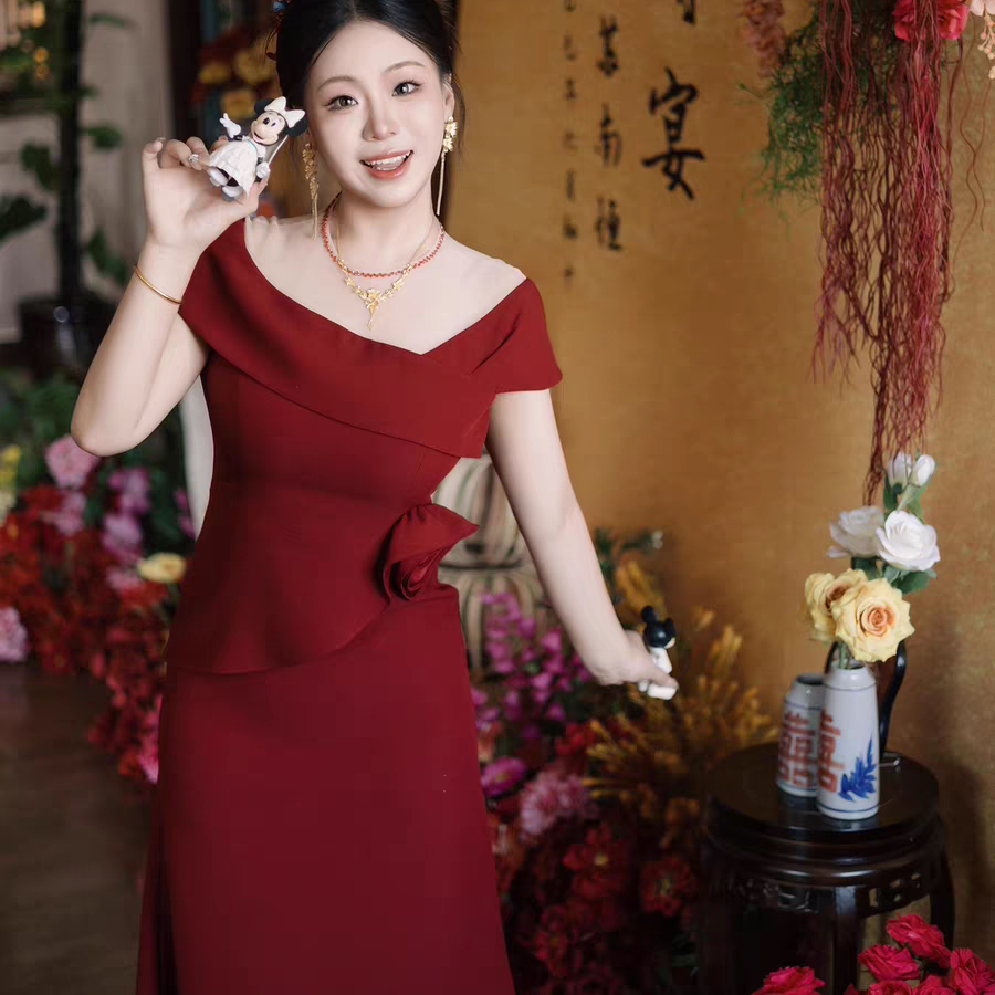 法式红色一字肩缎面气质立体花朵订婚回门宴新娘结婚敬酒晚礼服裙