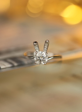 艺升缘珠宝兔兔戒指定制S925银一克拉莫桑石女士钻戒原创设计