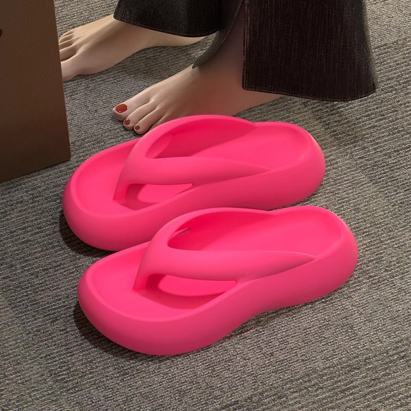 红色人字拖女夏外穿2025新款巨好看厚底增高防滑海边沙滩夹脚拖鞋