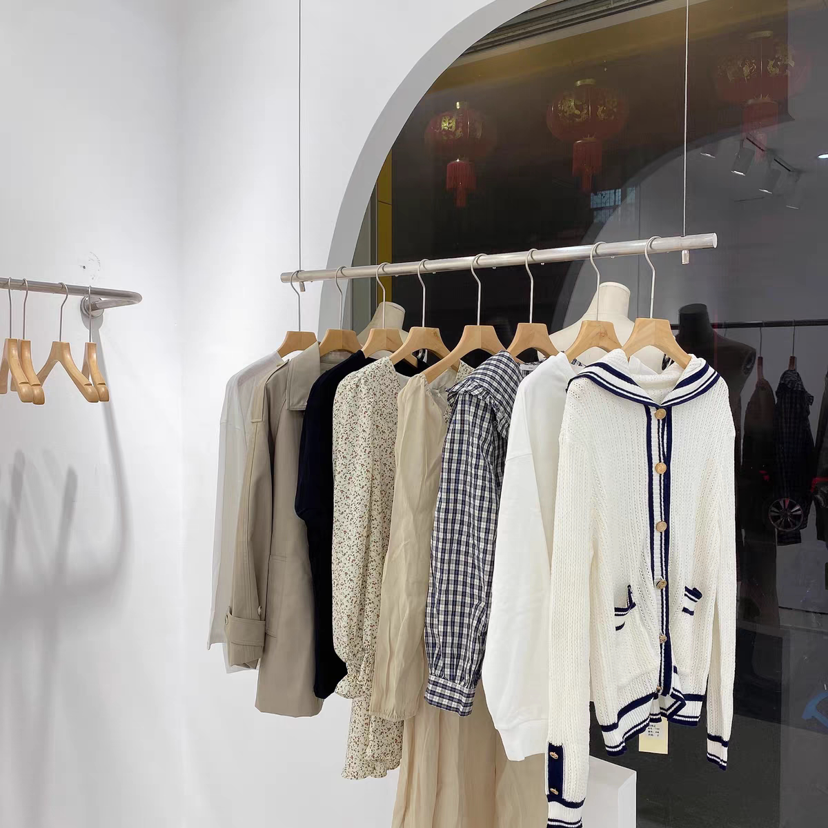 服装店钢丝吊架不锈钢挂衣杆童装店钢丝墙上橱窗悬挂式可调节衣架图片