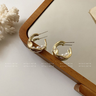 韩国新款 复古设计感珍珠耳钉耳环饰品女 c形扭曲亮面金属耳圈法式