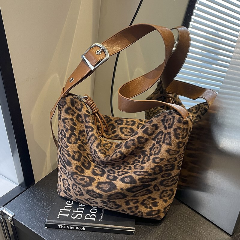 秋冬季流行豹纹大容量包包女士2024新款百搭斜挎包休闲单肩水桶包