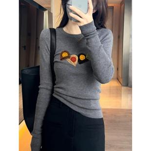 灰色圆领长袖针织衫女秋冬爆款修身印花毛衣高级感内搭打底衫上衣