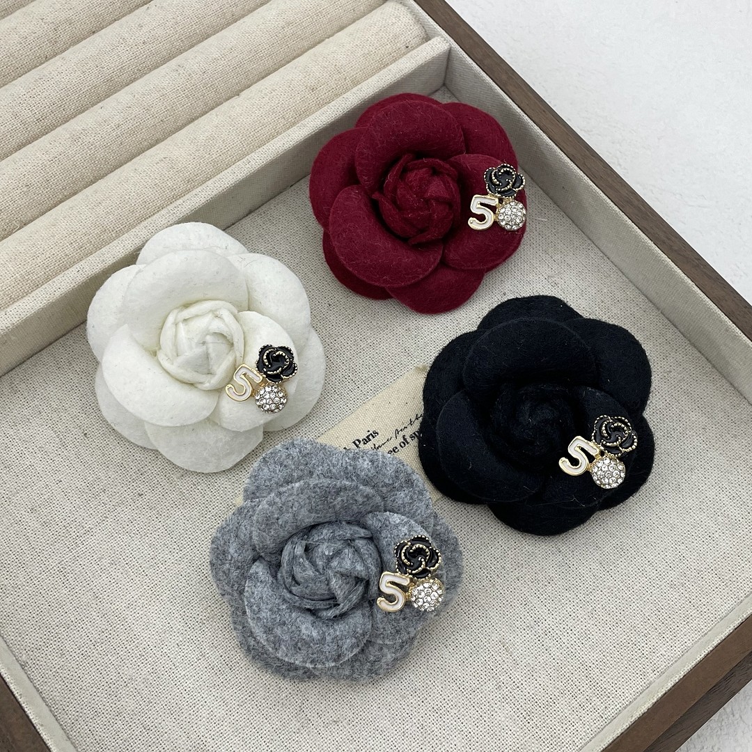 复古经典小香风布艺山茶花胸针女简约气质胸花外套别针领花配饰品,饰品/流行首饰/时尚饰品新,胸针,淘宝优惠券,粉丝福利购,淘宝优惠卷