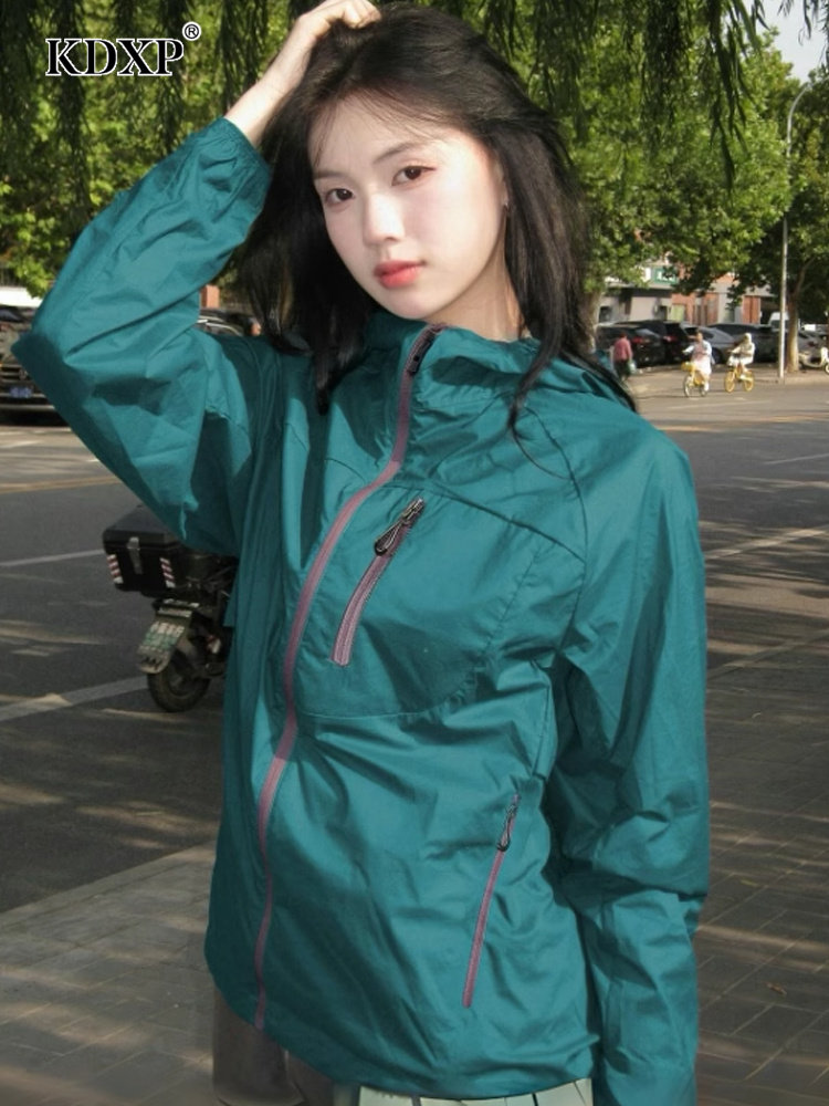 户外徒步冲锋衣女2025新款轻薄透气防风三合一短外套登山高端上衣