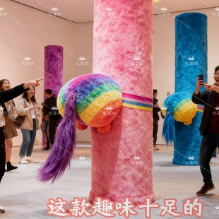 马年新年商场毛绒抱柱拍马屁布置彩虹毛绒尾巴拍拍马屁装饰道具