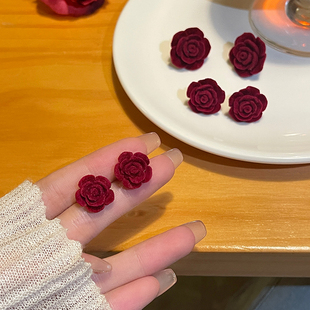 红色植绒玫瑰花耳钉女2023年新款爆款秋冬新款复古气质花朵耳饰女