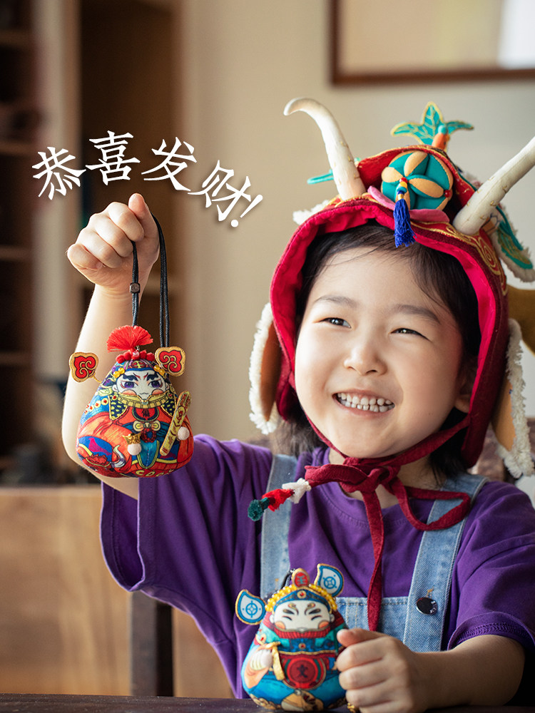 WANGS HAND CREATED FIVE WAYS GOD OF WEALTH CHINESE MEDICINE SACHET SACHET HANDMADE INTANGIBLE CULTURAL HERITAGE BLIND BOX EMBROIDERY PEACE FU DRAGON YEAR PENDANT