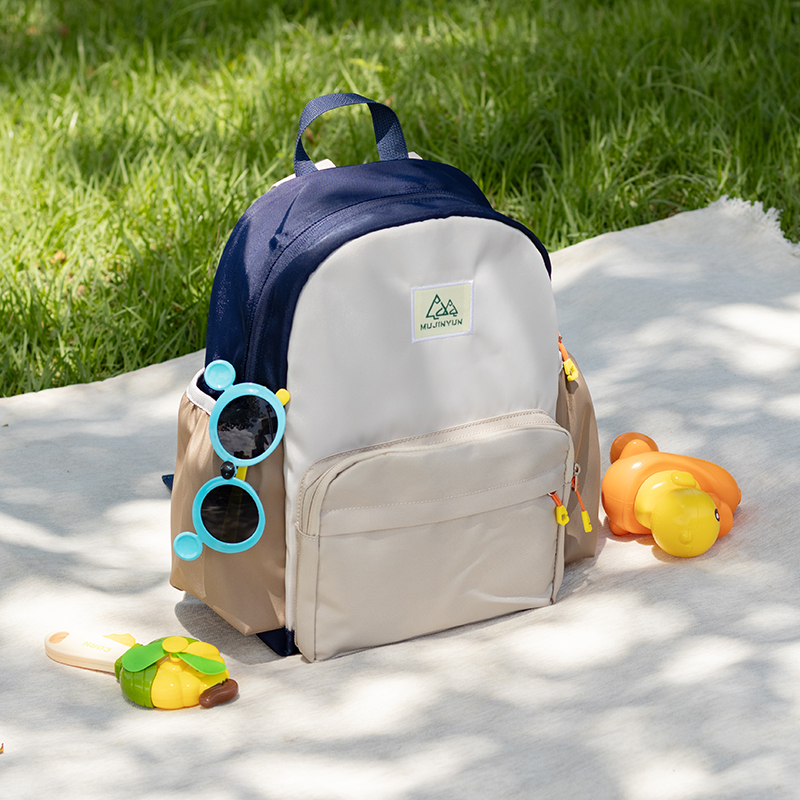 儿童户外出游轻便小学生软书包